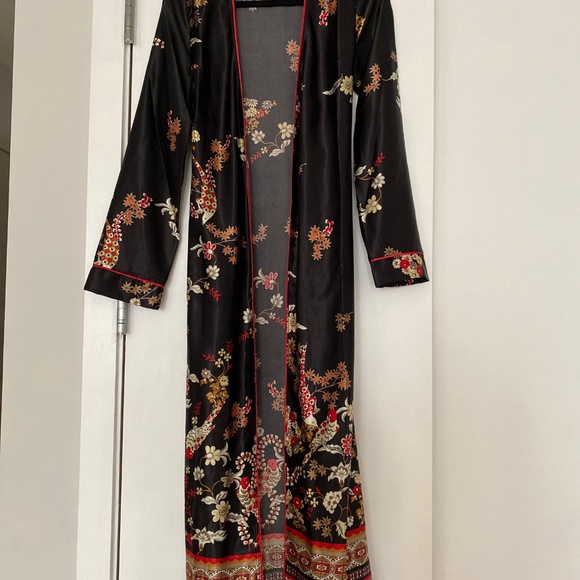 Lulu's Faraway Lands Black Print Satin Kimono Top - Picture 2 of 5